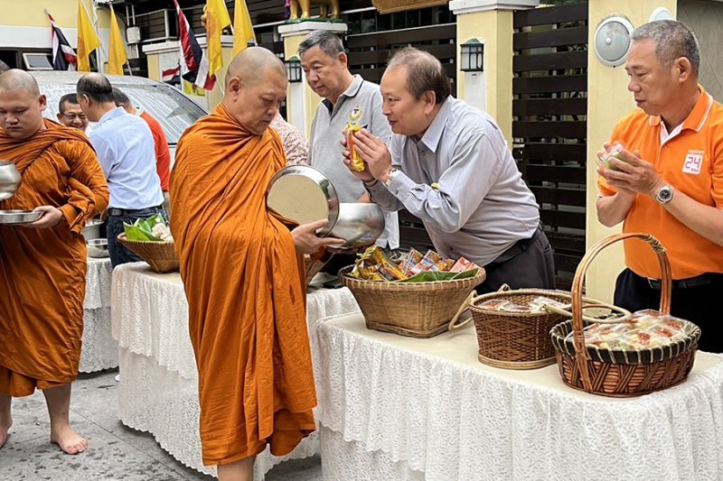 กิจกรรมทำบุญตักบาตรในช่วงเช้า ณ วัดเทพศิรินทราวาส
