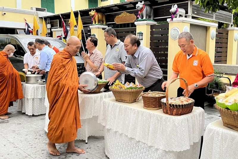 กิจกรรมทำบุญตักบาตรในช่วงเช้า ณ วัดเทพศิรินทราวาส