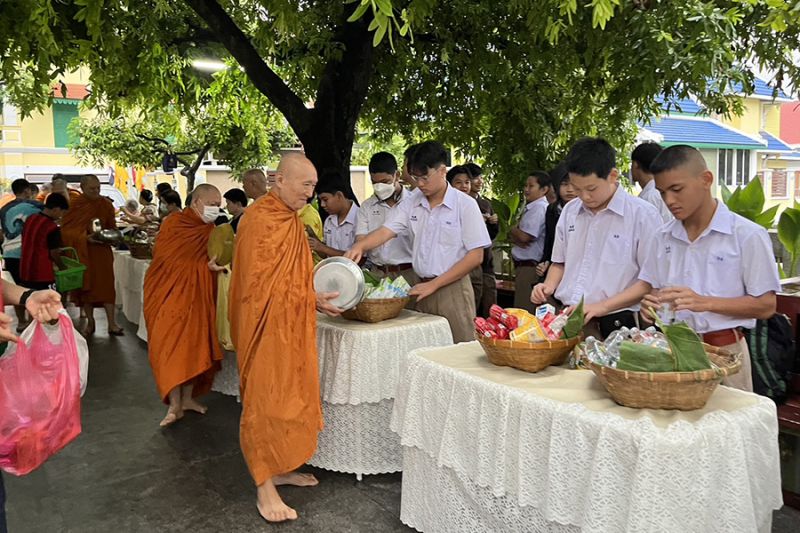 กิจกรรมทำบุญตักบาตรในช่วงเช้า ณ วัดเทพศิรินทราวาส