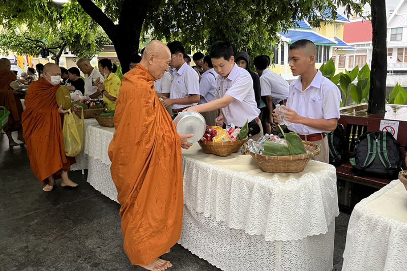 กิจกรรมทำบุญตักบาตรในช่วงเช้า ณ วัดเทพศิรินทราวาส
