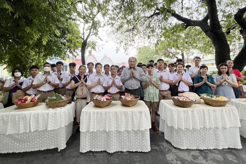 กิจกรรมทำบุญตักบาตรในช่วงเช้า ณ วัดเทพศิรินทราวาส