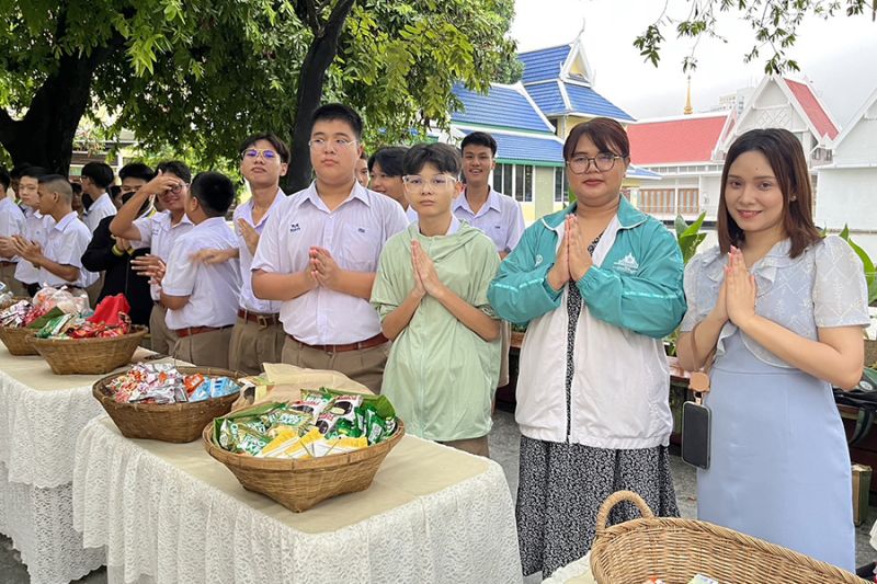 กิจกรรมทำบุญตักบาตรในช่วงเช้า ณ วัดเทพศิรินทราวาส