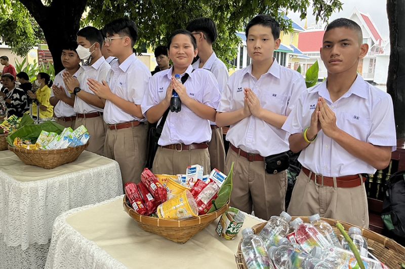 กิจกรรมทำบุญตักบาตรในช่วงเช้า ณ วัดเทพศิรินทราวาส