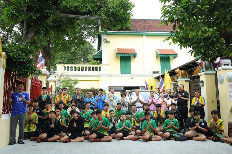 กิจกรรมทำบุญตักบาตรในช่วงเช้า ณ วัดเทพศิรินทราวาส