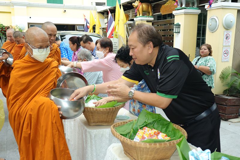 กิจกรรมทำบุญตักบาตรในช่วงเช้า ณ วัดเทพศิรินทราวาส