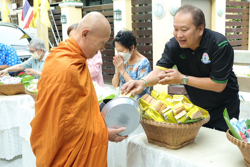 กิจกรรมทำบุญตักบาตรในช่วงเช้า ณ วัดเทพศิรินทราวาส