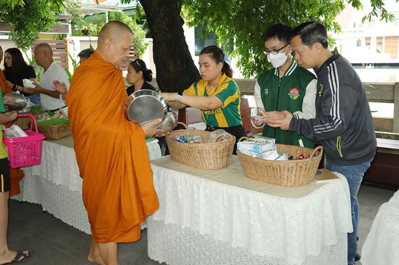 กิจกรรมทำบุญตักบาตรในช่วงเช้า ณ วัดเทพศิรินทราวาส
