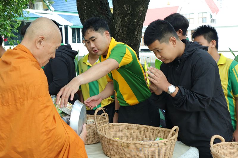 กิจกรรมทำบุญตักบาตรในช่วงเช้า ณ วัดเทพศิรินทราวาส