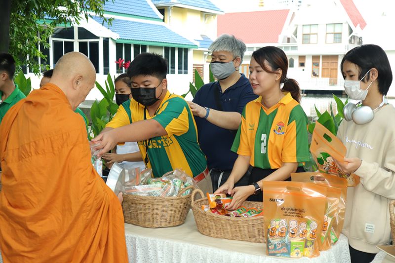 กิจกรรมทำบุญตักบาตรในช่วงเช้า ณ วัดเทพศิรินทราวาส