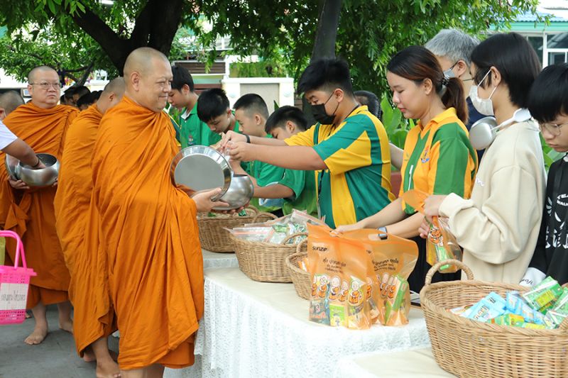 กิจกรรมทำบุญตักบาตรในช่วงเช้า ณ วัดเทพศิรินทราวาส