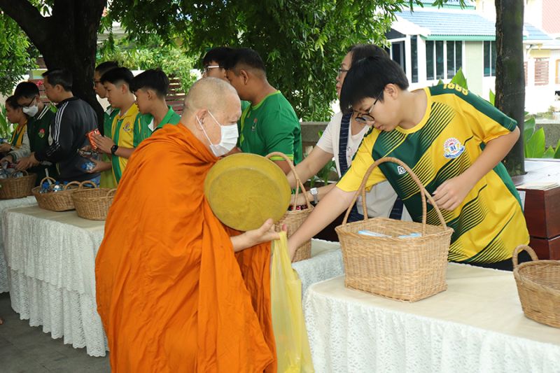 กิจกรรมทำบุญตักบาตรในช่วงเช้า ณ วัดเทพศิรินทราวาส