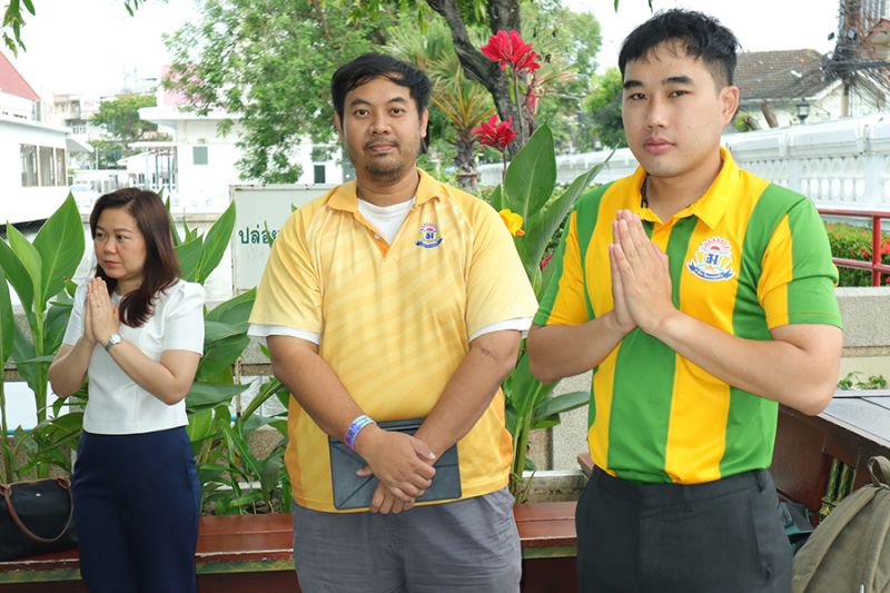 กิจกรรมทำบุญตักบาตรในช่วงเช้า ณ วัดเทพศิรินทราวาส