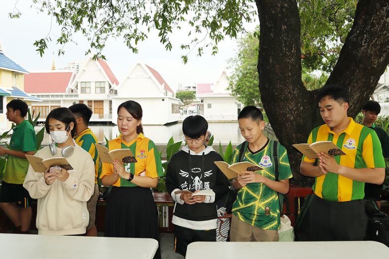 กิจกรรมทำบุญตักบาตรในช่วงเช้า ณ วัดเทพศิรินทราวาส