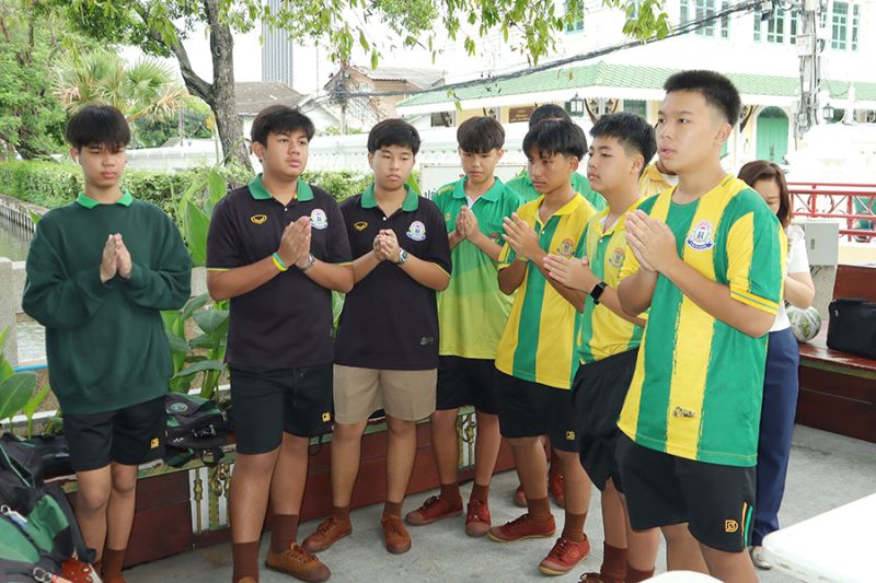 กิจกรรมทำบุญตักบาตรในช่วงเช้า ณ วัดเทพศิรินทราวาส