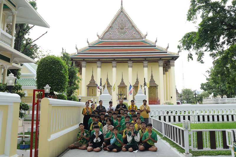 กิจกรรมทำบุญตักบาตรในช่วงเช้า ณ วัดเทพศิรินทราวาส