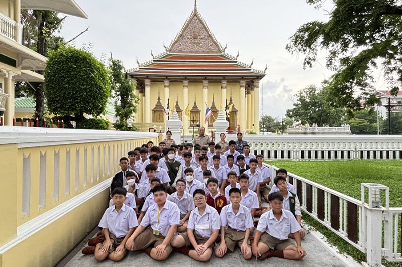 กิจกรรมทำบุญตักบาตรในช่วงเช้า ณ วัดเทพศิรินทราวาส
