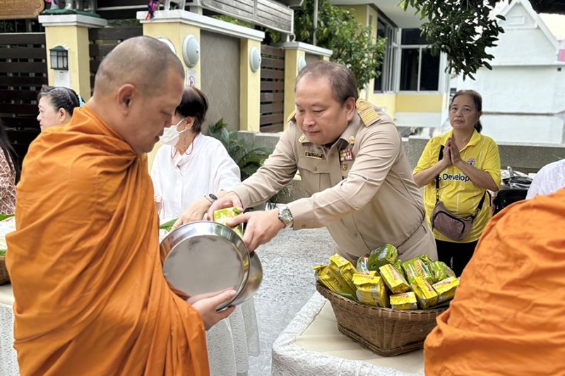 กิจกรรมทำบุญตักบาตรในช่วงเช้า ณ วัดเทพศิรินทราวาส