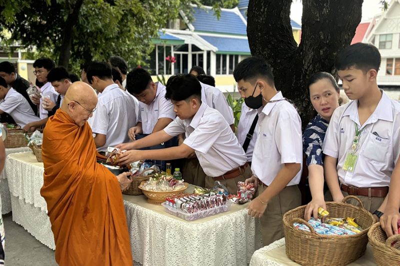 กิจกรรมทำบุญตักบาตรในช่วงเช้า ณ วัดเทพศิรินทราวาส