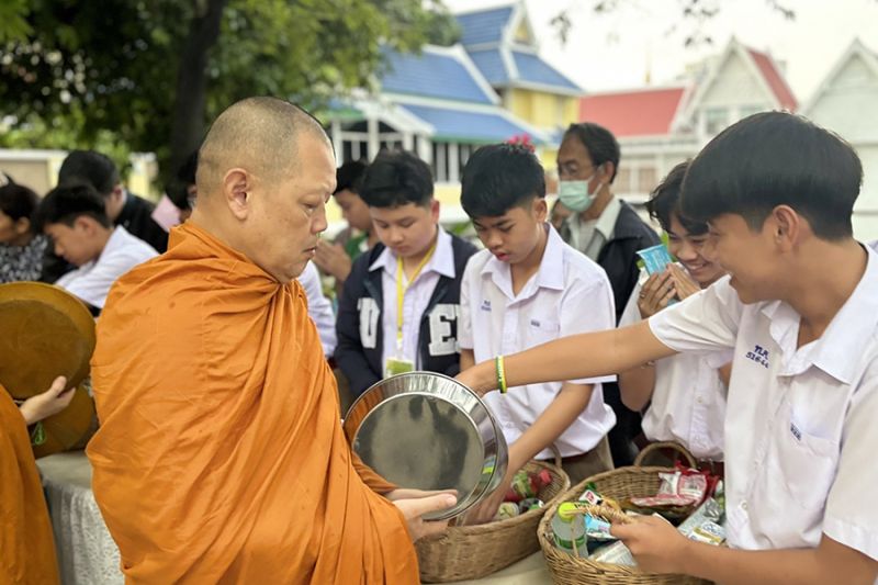 กิจกรรมทำบุญตักบาตรในช่วงเช้า ณ วัดเทพศิรินทราวาส