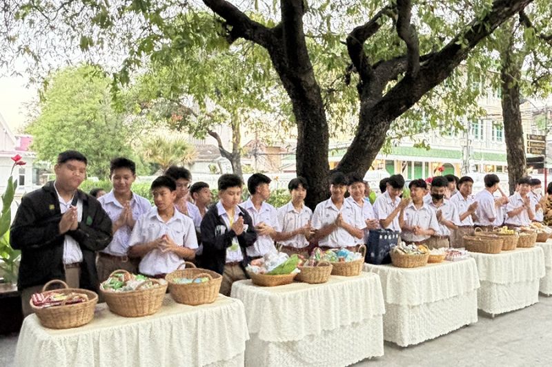 กิจกรรมทำบุญตักบาตรในช่วงเช้า ณ วัดเทพศิรินทราวาส