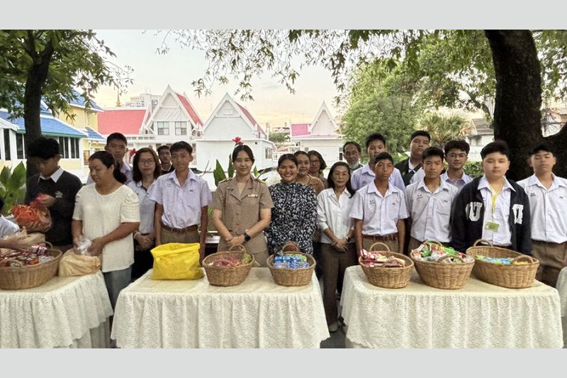 กิจกรรมทำบุญตักบาตรในช่วงเช้า ณ วัดเทพศิรินทราวาส