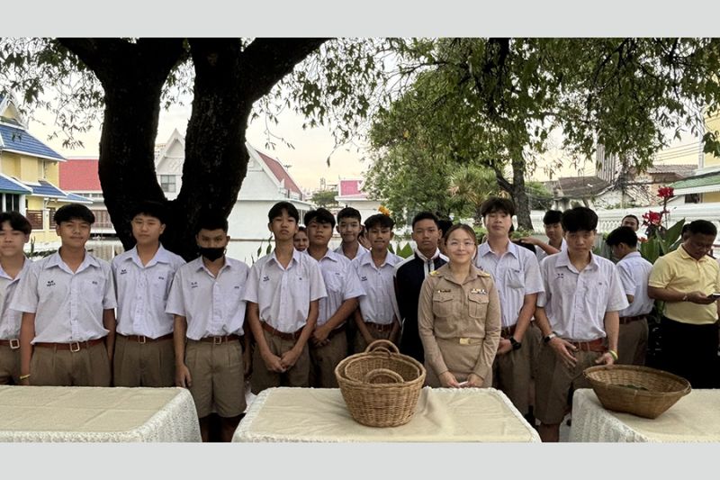 กิจกรรมทำบุญตักบาตรในช่วงเช้า ณ วัดเทพศิรินทราวาส