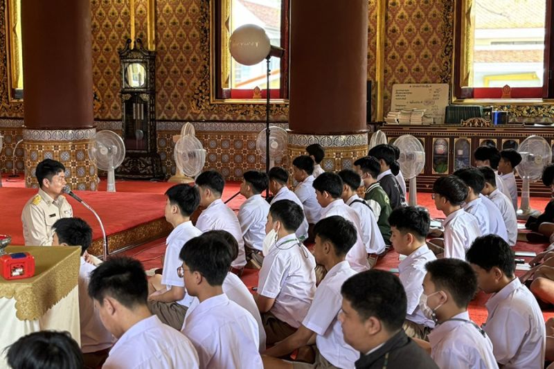 กิจกรรมทำบุญตักบาตรในช่วงเช้า ณ วัดเทพศิรินทราวาส
