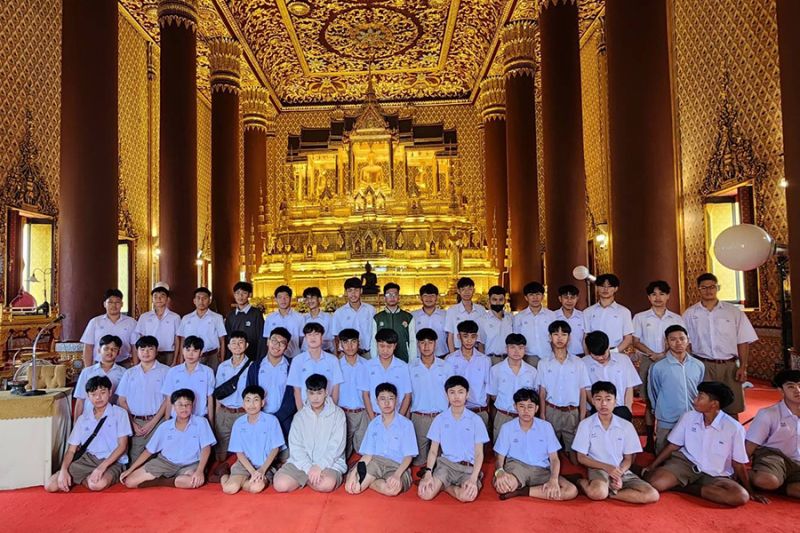 กิจกรรมทำบุญตักบาตรในช่วงเช้า ณ วัดเทพศิรินทราวาส