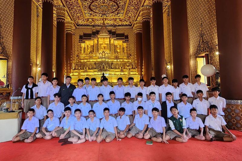 กิจกรรมทำบุญตักบาตรในช่วงเช้า ณ วัดเทพศิรินทราวาส