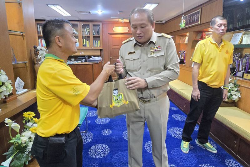 ผู้อำนวยการโรงเรียนเทพศิรินทร์ พร้อมคณะผู้บริหาร รับมอบข้าวประสงค์ดี