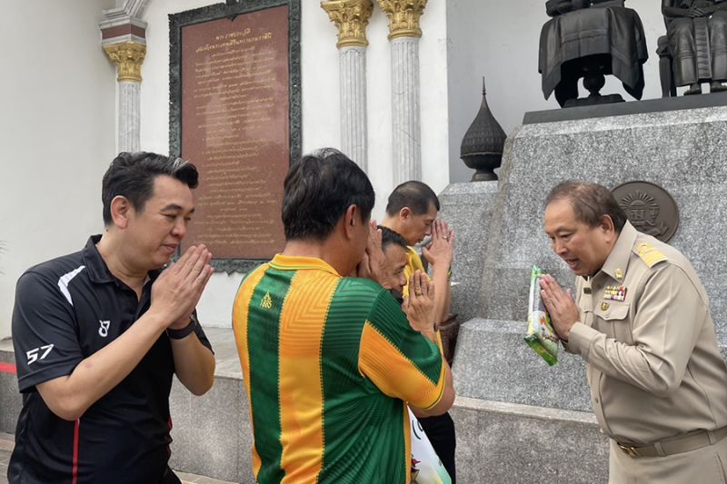 ผู้อำนวยการโรงเรียนเทพศิรินทร์ พร้อมคณะผู้บริหาร รับมอบข้าวประสงค์ดี