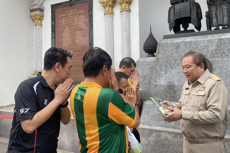 ผู้อำนวยการโรงเรียนเทพศิรินทร์ พร้อมคณะผู้บริหาร รับมอบข้าวประสงค์ดี
