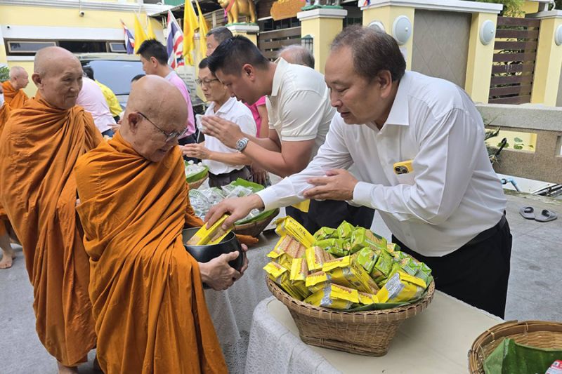 กิจกรรมทำบุญตักบาตรในช่วงเช้า ณ วัดเทพศิรินทราวาส