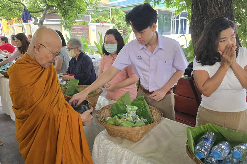 กิจกรรมทำบุญตักบาตรในช่วงเช้า ณ วัดเทพศิรินทราวาส