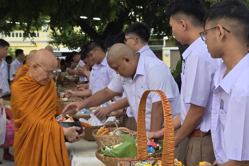 กิจกรรมทำบุญตักบาตรในช่วงเช้า ณ วัดเทพศิรินทราวาส