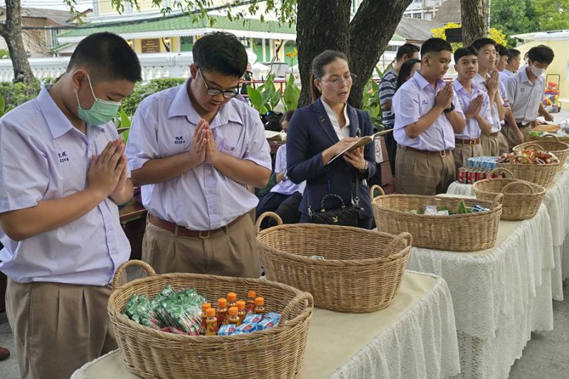 กิจกรรมทำบุญตักบาตรในช่วงเช้า ณ วัดเทพศิรินทราวาส