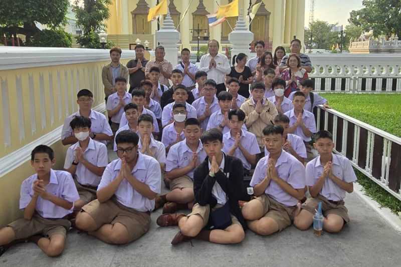 กิจกรรมทำบุญตักบาตรในช่วงเช้า ณ วัดเทพศิรินทราวาส