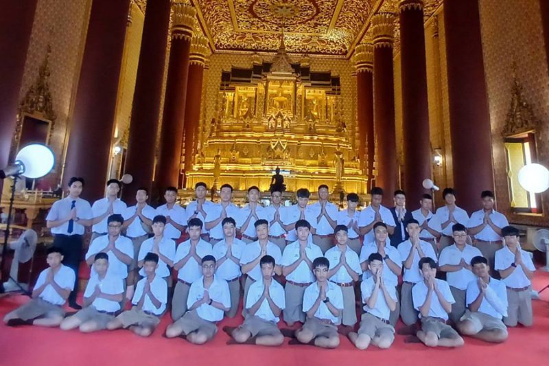 กิจกรรมทำบุญตักบาตรในช่วงเช้า ณ วัดเทพศิรินทราวาส
