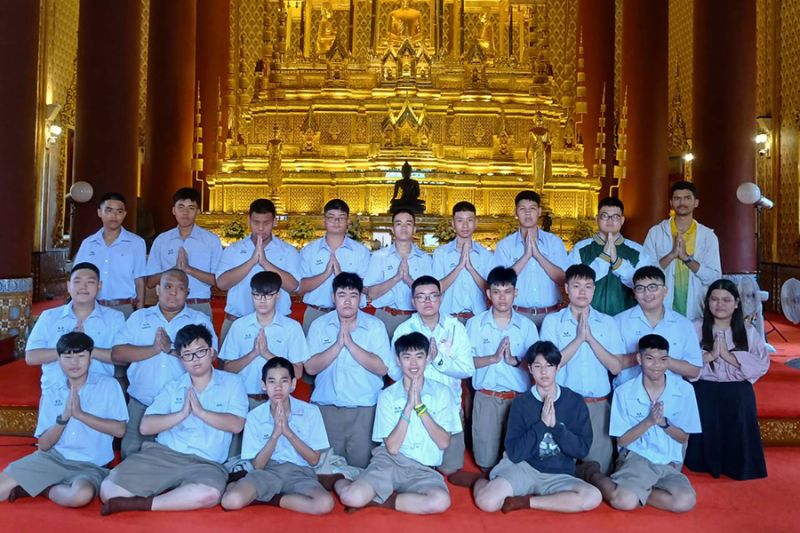 กิจกรรมทำบุญตักบาตรในช่วงเช้า ณ วัดเทพศิรินทราวาส