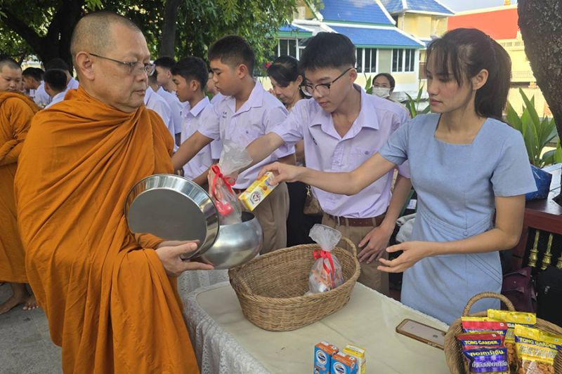 กิจกรรมทำบุญตักบาตรในช่วงเช้า ณ วัดเทพศิรินทราวาส