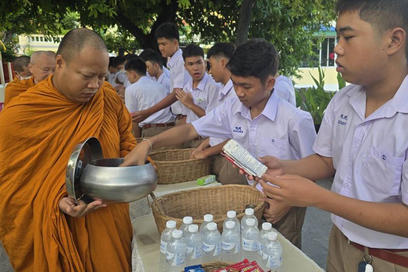 กิจกรรมทำบุญตักบาตรในช่วงเช้า ณ วัดเทพศิรินทราวาส