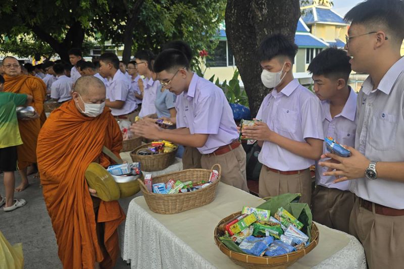 กิจกรรมทำบุญตักบาตรในช่วงเช้า ณ วัดเทพศิรินทราวาส