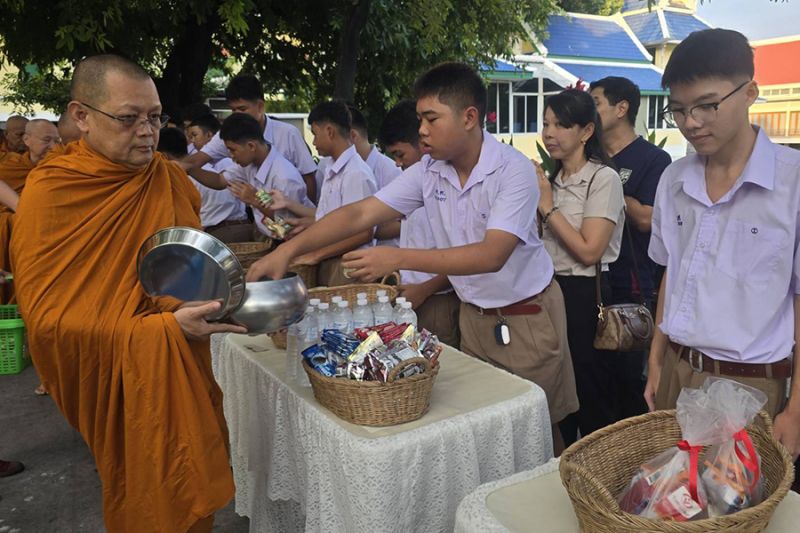 กิจกรรมทำบุญตักบาตรในช่วงเช้า ณ วัดเทพศิรินทราวาส