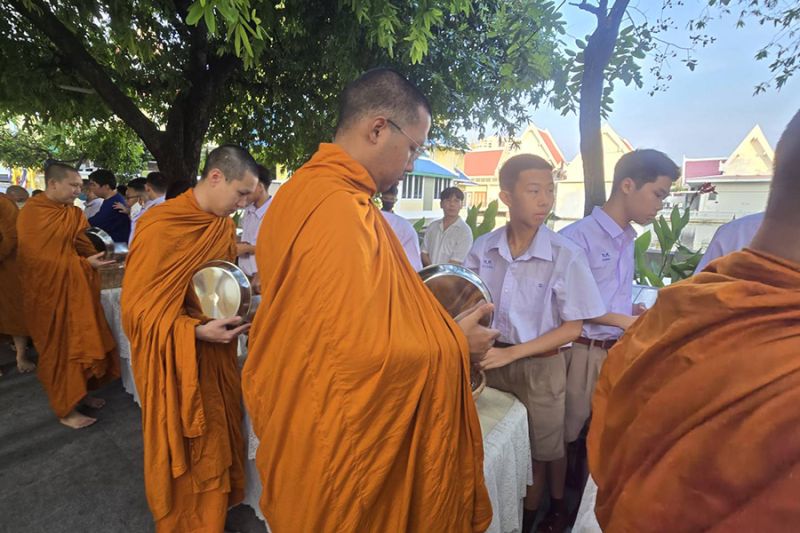 กิจกรรมทำบุญตักบาตรในช่วงเช้า ณ วัดเทพศิรินทราวาส