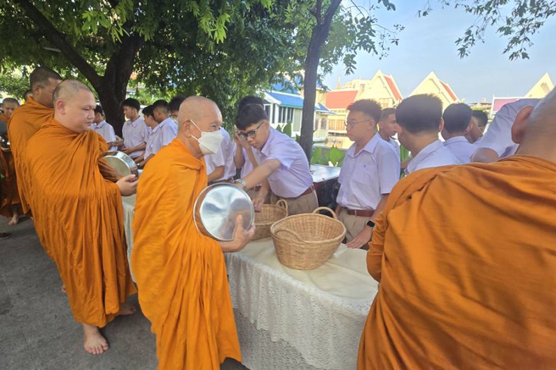 กิจกรรมทำบุญตักบาตรในช่วงเช้า ณ วัดเทพศิรินทราวาส
