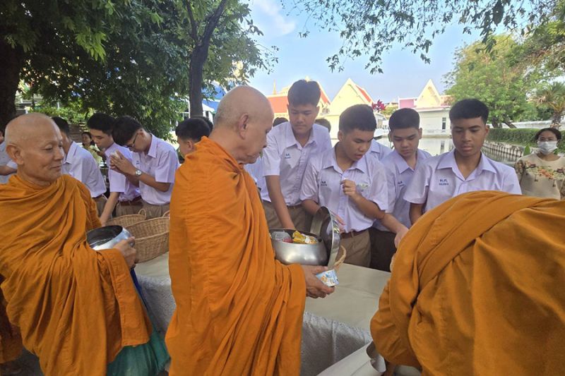 กิจกรรมทำบุญตักบาตรในช่วงเช้า ณ วัดเทพศิรินทราวาส