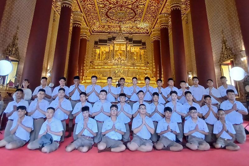 กิจกรรมทำบุญตักบาตรในช่วงเช้า ณ วัดเทพศิรินทราวาส