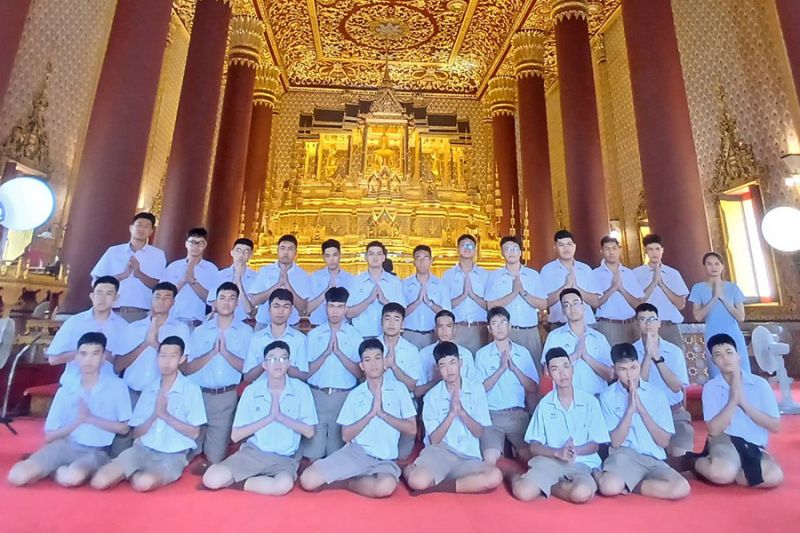 กิจกรรมทำบุญตักบาตรในช่วงเช้า ณ วัดเทพศิรินทราวาส
