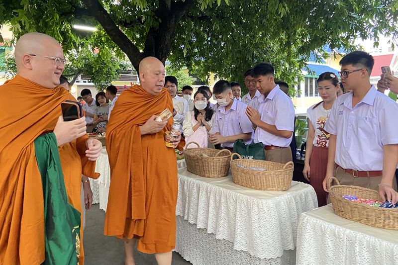 กิจกรรมทำบุญตักบาตรในช่วงเช้า ณ วัดเทพศิรินทราวาส