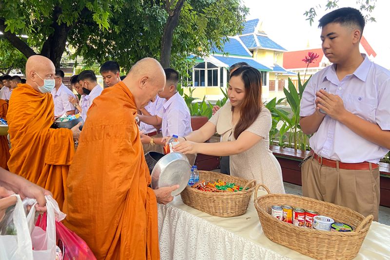 กิจกรรมทำบุญตักบาตรในช่วงเช้า ณ วัดเทพศิรินทราวาส